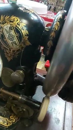 1898 SINGER SEWING MACHINE - Serial Number: 15734004. Re-threading the long Bobbin.