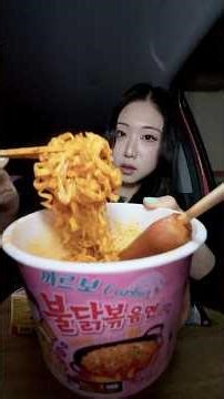 🔥Buldak Carbonara Ramen🔥\r with Sausage & triangle kimbap !