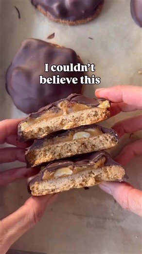 Healthy Peanut Butter Twix Cups As a Plant-Based Nutrition Specialist, a sweet little treat is ok bcs it can that satisfies your chocolate cravings without refined sugar. I recommend enjoying one occasionally when you want something special — it’s rich, naturally sweetened, and made with whole ingredients that actually nourish your body. Created by the amazing @mrshollingsworths Base: • ½ cup oat flour (blend rolled oats) • ¼ cup peanut butter • 3 tbsp pure maple syrup • Pinch of salt (optional)