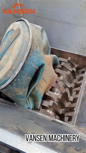 The two-shaft shredder adopts high-strength knife shafts and can efficiently crush plastic products.