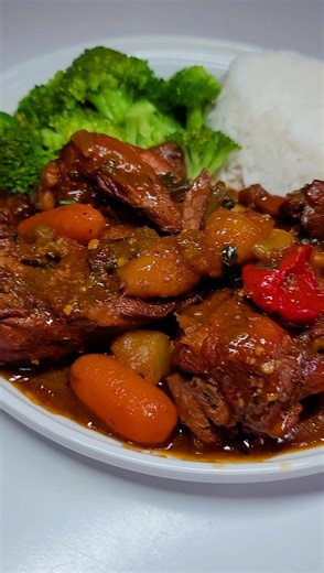 Guyanese stew chicken #stewchicken#caribbeantiktok#fypシ゚viral#Guyanesetiktok#cookingtiktok#caribbeanfood#tiktokfood
