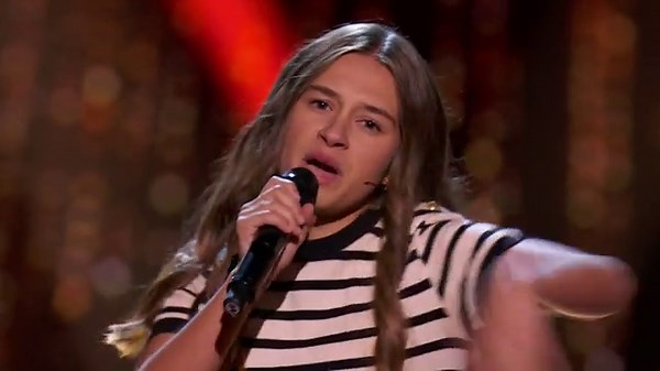 Isabel emociona con una interpretación delicada y sentida el equipo de Edurne en La Voz Kids   La talent ha interpretado ‘Tómame o déjame’ de Mocedades en el escenario.