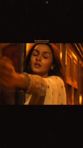 Introvert on Instagram: "🇯🇵 当达到这种速度时，已经不再是地面移动，而是以音速前进 🚀🌍 这段模拟展示了如果以 马赫 1（约 1330 公里/小时）的速度乘坐超音速列车穿越日本，会是一种怎样的体验。 目前，日本最快的列车运行速度约为 320 公里/小时，而在如超高速 磁悬浮列车 等先进实验平台上，在受控环境中已经实现了 超过 600 公里/小时 的速度。这一模拟远远超出了现有水平，探索当现代铁路概念进化为真正的超高速系统时，未来将具备怎样的可能性。 要达到这样的速度，仅靠动力是远远不够的。工程师们正在研究 磁悬浮技术、几乎零摩擦的导轨，以及 真空或低压管道系统，以消除超高速运行中最大的限制因素——空气阻力。在马赫级别的速度下，哪怕是微小的空气扰动，也会成为严峻的结构性挑战。 因此，未来的超音速铁路构想将依赖于 高精度导向系统、AI 控制的稳定技术，以及在 数百公里范围内以毫米级误差建造的基础设施。 一旦实现，如今需要数小时的行程将被缩短到几分钟，这可能从根本上改变 通勤方式、区域经济，以及 大型城市之间的连接方式。 你喜欢科技吗？ #科技 #创新 #历