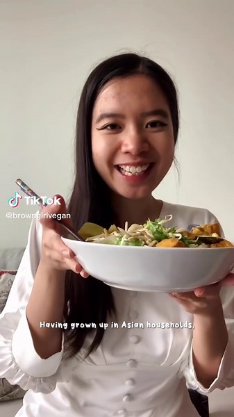 Vegan Laksa 🍜 with @veggieanh !! the spicy flavours that make you sweat is a sign that you’re making it right 😉 #recipes #foodtiktok #laksa #noodles #vegansoftiktok #noodletok