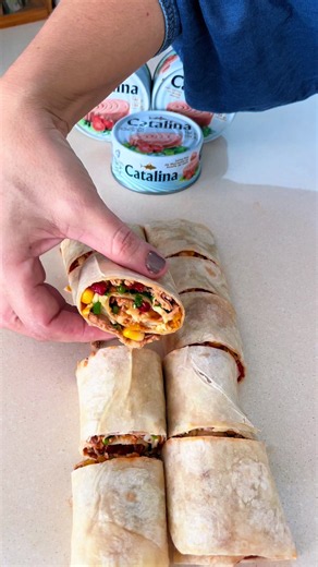 Está receta es tan deliciosa y versátil que se puede disfrutar a cualquier hora del día. Preparación para 6 personas Ingredientes ⭐️1 lata de lomo de atún @alimentoscatalina ⭐️2 tortillas XL ⭐️1 pimento rojo ⭐️1 pimentón amarillo ⭐️salsa de tomate ⭐️maíz tierno ⭐️queso mozarella rallado ⭐️cebolla de verdeo finamente picada Disfruta de esta receta, comparte el video, dale like ❤️y etiqueta a la persona con la que te gustaría disfrutar de esta delicia 🥳 #parati #sabor #cocina #sabores #creatorsea