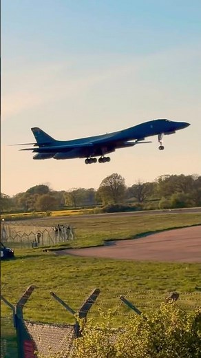 🇺🇸 B-1 Lancer Bomber Sunset Landing Fairford #aviation #airforce #fyp