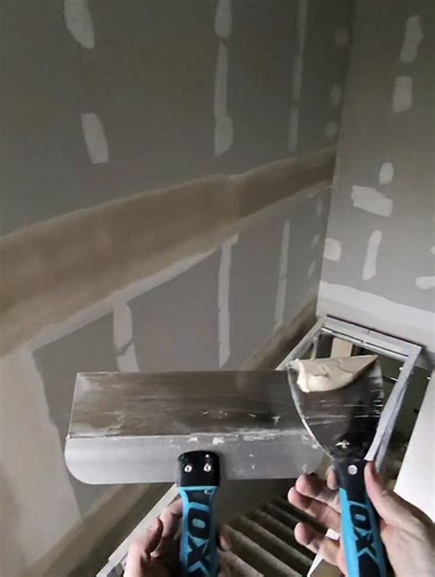 Dan Atkinson on Instagram: "Little party trick with my ox tools can you guess what it is?? have a great weekend all 👊🫶📸 Follow for more mud tricks 🤙 #mudwork #funny #construction #art"