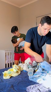 até agora sem saber o que ele quer 🫠🫠🫠 #humor #casal #bebe #pais | 2paisdefamilia