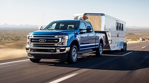 What’s the Difference Between a Gooseneck Hitch and a 5th Wheel Hitch? We Explain