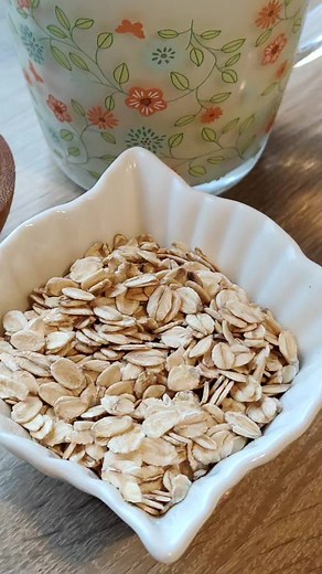 Płatki owsiane na mleku 😋 Lubisz? 250 ml wody, 4 łyżki płatków owsianych, 400 ml mleka, sól lub cukier do smaku Do rondelka wolałam wodę - zagotowałam. Do gotującej się wody wsypałam płatki. Gotowałam na małym ogniu bez przykrycia często mieszając. Gdy wyparowała prawie woda a płatki puściły kleik wlałam 1/3 część mleka - zagotowałam. Następnie dolałam drugą część mleka - mieszajac zagotowałam. Po zagotowaniu się mleka wlałam resztę mleka - mieszając zagotowałam. Doprawiłam do smaku solą. Smacz