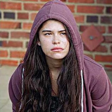 When a homeless girl with nowhere to go meets Lucy.🚘💛#edit