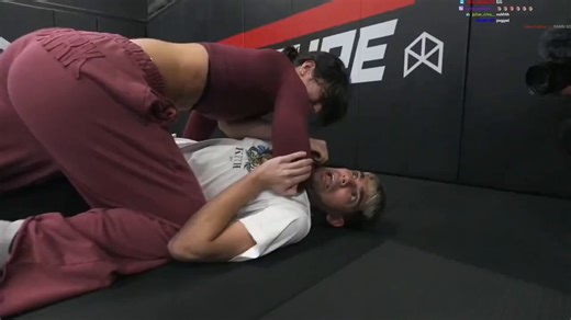 Another reminder why women are useless in combat situations. A girl that lifts everyday got overpowered by a guy that can't spell dumbbell...Men are SUPERIOR to women in EVERYTHING...