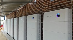 Sigenergy is delighed to unveil our latest C&I project achievement in Spain, in partnership with Joma Energia. This milestone introduces an advanced energy storage system to a key industry player, highlighting our commitment to innovative energy solutions. 🔌 Project Highlights: Sophisticated ESS: A 250kWn / 400kWh Energy Storage System integrates an All-In-One system combining an Inverter, PCS, Battery, and EMS. Parallel Configuration: The setup features 10 parallel-connected SigenStors, each b