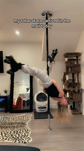 My first try guys🥹🤣 #fyp #rollarskates #dance