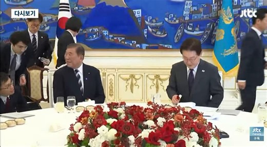 【石破氏、昨年8月の日韓首脳会談に備え、李氏の自叙伝『李在明の曲がった腕』を読んでいた】夕食会では李氏に本へのサインを求める一幕も。読書を共通の趣味に持つ両氏らしい知的な会話が交わされた。https://t.co/wvdyI4zmjeーー訳者の本書紹介文ーー>いくつもの工場を転々とした李在明少年は、さまざまな有害物質に曝されつづけた。鼻中隔が曲がり、嗅覚細胞の大半が壊死してしまい、匂いを嗅ぐことができなくなった。そのころに負ったさまざまな傷跡はいまも数百カ所残っている。>そしてプレスエをしていたとき、一番大きな障害を負った。プレスに手首が挟まれたのだ。それまでの怪我と同じように、病院へ行くこともなく、痛みを我慢しながら仕事を続けた。>わたしは誰なのか。どのように生きてきたのか。何を夢見ていたのか。どのような挫折に屈し、なにを支えに再び立ち上がったのか。>政治、経済、社会、文化など、すべての分野を網羅した知識人とともに展開した知的対話と討論。李在明は何のために勉強してきたのか?>世の中と未来を変えたいと考えているかれの人生と信念と知的な倉庫をあますことなく公開。討論録、演説記録、略歴掲載