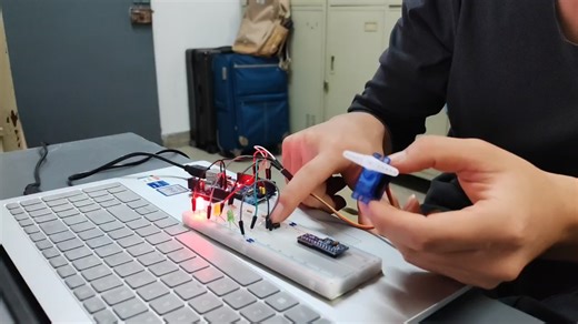 练习：使用arduino用按键控制LED和舵机转动