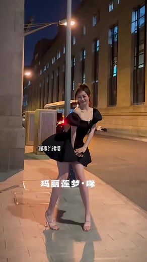 #Beauty The wind is so strong that the skirt is blown up.