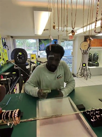 Another day at check cashing store ….. #cash #money #Check