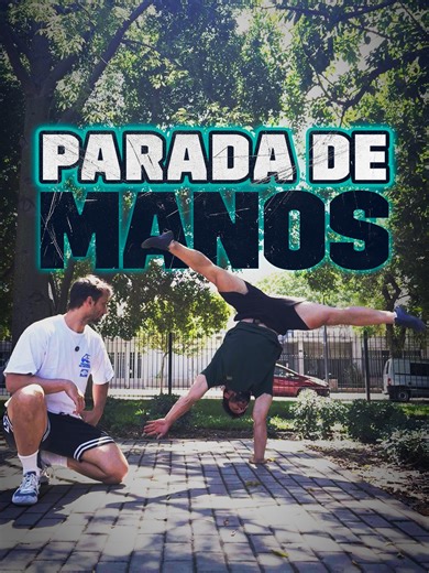 ¿Cuanto separas las manos? 👋 Los fundamentos siempre vienen primero. Aveces se cuelan debates muy específicos de nichos avanzados en prácticas de iniciantes. Si estás practicando tus primeros segundos en equilibrio concentrate en organizar los hombros sobre la línea de apoyos, ubicar el peso en el centro de mano y encontrar el punto para tu elevación de escapula. Años más tarde, cuando quieras hacer tu proceso para parar a 1 brazo, con más experiencia elegis qué estrategia que alinea mejor con 