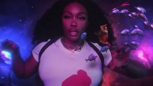 SZA fans 🏆 most patient in the world 🗺 #Shirt is OUT NOW!! #sza #musicvideo #newmusic #bloodstainsonmyshirt #rnbmusic #rnb