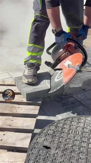 Handwerker Schneidet Stein Perfekt Um Einen Gullydeckel