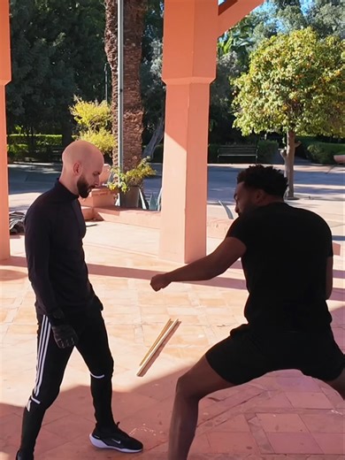 Le problème des boxeurs novices. * * La problématique, c’est qu’ils ne boxent qu’avec leurs poings. Ils sont obnubilés par le haut. Ils cherchent uniquement la tête, qui est difficile à toucher. Ils veulent frapper rapidement avec leurs poings, oubliant que leur pouvoir se situe dans tout le corps. C’est peut-être ton problème. Tu es conscient de cette problématique. Elle t’amène à être bridé dans ta boxe. Tu sens que tu pourrais faire mieux. Cependant, tu n’arrives pas à le faire. Entre le savo