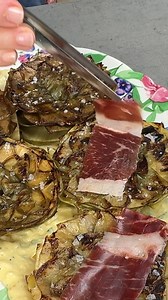 Receta muy fácil y rápida de preparar con la alcachofa como gran protagonista. La alcachofa es mi verdura favorita y es un entrante (o acompañamiento) que nunca falla. Hoy te propongo unas alcachofas en flor con salsa de parmesano y jamón. Receta explicada paso a paso. ····················································· INGREDIENTES: 4-6 alcachofas variedad Green Queen Jamón ibérico Aceite de oliva virgen extra Sal en escamas Para la salsa de parmesano: 100 g de mayonesa 20 g de queso parmesan