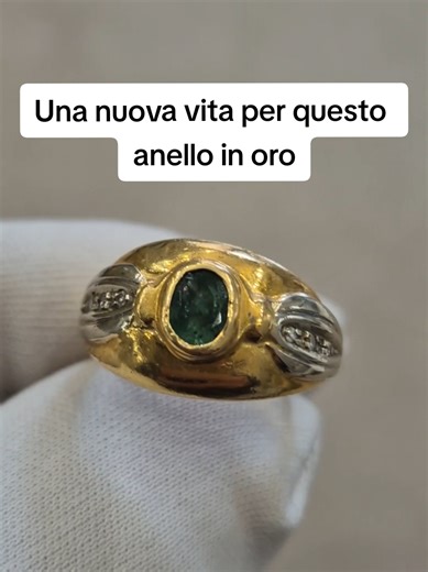Restyling vecchio anello in oro con smeraldo e diamanti.✨ C’è qualcosa di speciale nel dare nuova vita a un gioiello di famiglia. Questo anello in oro, con il suo smeraldo e i diamanti originali, è tornato a brillare in una forma più moderna e armoniosa — un restyling che conserva il legame con il passato, ma parla il linguaggio di oggi.💍 Ogni restyling è una storia diversa, fatta di emozioni e di dettagli preziosi. 💬 Ti piacerebbe trasformare anche tu un vecchio gioiello in qualcosa di nuovo?