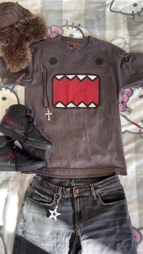 Changed my blanket halfway lol i love the new hello kitty spring blanket!! #hellokittyblanket #outfitideas #outfitinspo #y2koutfits #domo #y2k #xybca #pinterest #parati #fyp #fashion #outfitoftheweek #2000soutfits #pinterestgirl #hellokitty