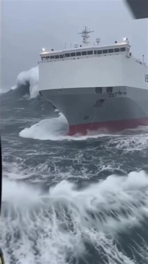 Car Carrier vs Monster Wave