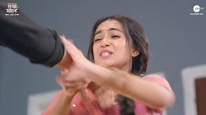 Dushman ko maat dekar, kya Radha bacha paayegi Mohan ki jaan? Dekhiye #PyarKaPehlaNaamRadhaMohan, Mon-Sun, raat 8 baje, sirf #ZeeTV par aur kahin bhi, kabhi bhi #ZEE5 App par: https://zee5.onelink.me/RlQq/ftDownloadZEE5App #RadhaMohan #PKPNRMEpisodic #RadhaKaSamarpan | ZEE TV