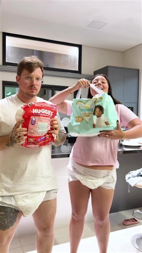 Testei qual marca de fralda realmente não vaza o xixi! Atenção mãe e pai, esse vídeo é pra você! 😉 #maternidade #bebe #casal #fralda #familia