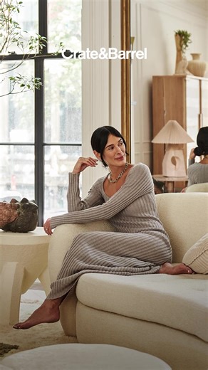 Expert interior designer Athena Calderone loves keeping it simple. She says, “Setting the scene with a neutral foundation brings much-needed cohesion to the space” and we couldn’t agree more! خبيرة التصميم الداخلي أثينا كالديرون تبحث عن البساطة دائماً، وتقول "إن إعداد المساحة باستخدام أساس لوني محايد يخلق التلاحم الضروري للمكان" ونحن نوافق بشدة! . . . #CrateStyleME #Athena #Collection #Design #InteriorDecor #HomeFurnishing #Designeroftheweek | Crate and Barrel Middle East