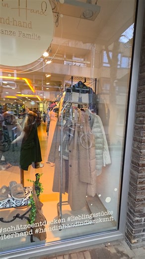 Karina Heggemann | Hallo zusammen! 🌱 Wir sind das Team von Hand in Hand und setzen auf Nachhaltigkeit! Ihr habt viele Kleidungsstücke, die ihr nicht mehr... | Instagram