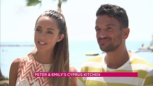 Sun, sea and delicious dishes! Peter Andre and Emily cooked up a storm in their Cyprus kitchen. Here they savour the delights of Souvlaki Wraps and show us how it's done 🌯😋 Check out Peter's recipe 👉https://bit.ly/2NQURIi | Lorraine