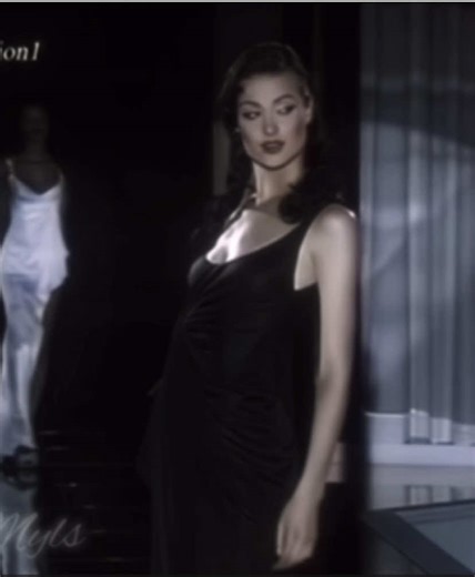 Shalom Harlow's Iconic Runway Show Highlights