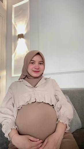 Ibu Hamil Dengan Perut Besar dan Cantik