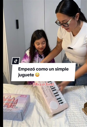 Descubre la felicidad con un piano rosado de juguete