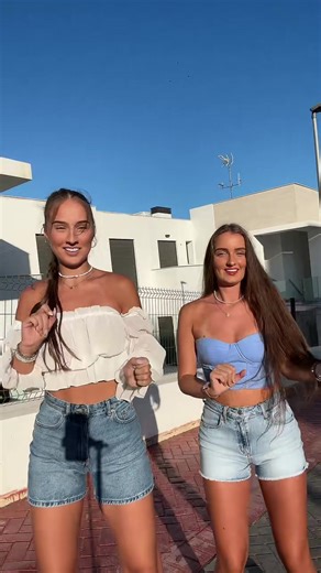 Your 4th has to try this dance with you☁️💎 #dancechallenge #pricetag #pricetagchallenge #everybodylookstotheleft #dancetrend #dance2023 #easydance #vacay #easysteps #summeroutfits #moneymoneymoney