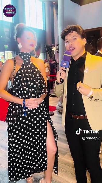 Madison Anderson en lanzamiento de libro de Ronald Day