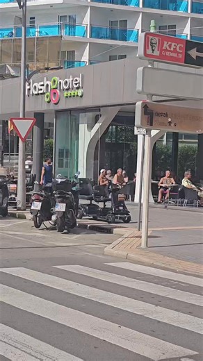 Flash Hotel lively this afternoon — great atmosphere, music, and people enjoying the sunshine 🌞🍹. Perfect Benidorm vibes all around! 👉 youtube.com/@BenidormNow #Benidorm #FlashHotel #AfternoonVibes #LevanteBeach #EnjoyBenidorm | Benidorm Now