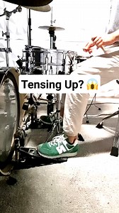 Ever found yourself turning into a human pretzel while trying to play fast with your feet? Yeah, we've all been there. It turns out, the secret to playing fast isn't about muscling through – it's about letting go. Most drummers tend to tense up when the tempo picks up. But here's the kicker: t𝐨 𝐩𝐥𝐚𝐲 𝐟𝐚𝐬𝐭 𝐚𝐧𝐝 𝐟𝐨𝐫 𝐥𝐨𝐧𝐠 𝐩𝐞𝐫𝐢𝐨𝐝𝐬, 𝐲𝐨𝐮'𝐯𝐞 𝐠𝐨𝐭 𝐭𝐨 𝐛𝐞 𝐚𝐬 𝐫𝐞𝐥𝐚𝐱𝐞𝐝 𝐚𝐬 𝐩𝐨𝐬𝐬𝐢𝐛𝐥𝐞. Sounds counterintuitive, right? But trust me, it works. Here are two kille