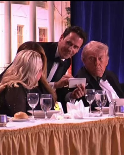 Right before Trump is rushed off stage… a man holds up a card 👀One second later, Melania reacts with an expression of horror on her face 😳He is a “mentalist” named Oz Pearlman who was performing.I believe we just witnessed something much darker than we want to realize…