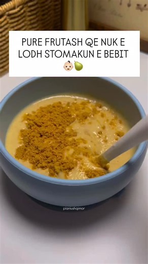 Receta per beba on Instagram: "Përbërësit: 🍌 Gjysmë banane 🍐 1 dardhë 🍪 2 biskota bebe 🥄 4 lugë gjelle kos I kaloni të gjitha në blender derisa të merrni një konsistencë kremoze. Nuk e rëndon stomakun dhe e plotëson nevojën për ëmbëlsi në mënyrë natyrale. Për bebe 8+ muajshe. 📕 Librin(Ebook) me receta për bebe e gjeni te link-u në bio ose na kontaktoni në DM❤️ ‼️Recetat në libër janë të përshtatshme për bebe 6-12 muajsh. 👶🏻 Për më shumë ide dhe këshilla na ndiqni @planiushqimor @planiperb