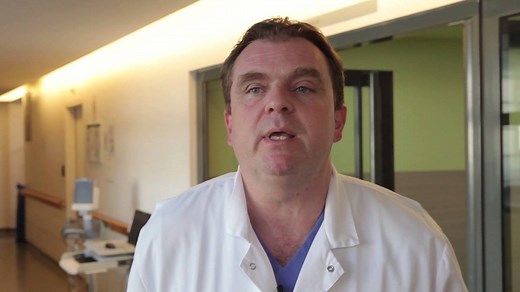 [Première mondiale à l'AP-HP] Le Pr Emmanuel Martinod, chef du service de chirurgie thoracique et vasculaire de l’hôpital universitaire Avicenne, et son équipe ont implanté, avec succès, entre 2009 et 2017, un organe respiratoire artificiel (voies aériennes, trachées et bronches) à partir d’une matrice biologique (aorte) auprès de 12 malades à l'hôpital Avicenne (Bobigny). Les patients greffés souffraient de lésions, en majorité cancéreuses, très évoluées et complexes de l’arbre respiratoire. Ce