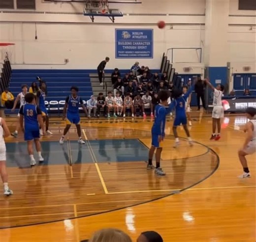 Level Up Basketball on Instagram: "Trystin Pope (Roslyn ‘29) showing off his James Harden-esque bag 🧳‼️ • • • #LeadByExample #LevelUpYourGame #NextUp #Roslyn #2029"