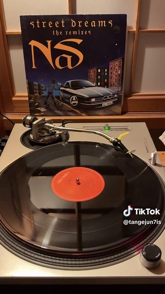 Nasの2ndアルバム「It Was Written」収録曲「Street Dreams」の、R.Kellyをフューチャリングしたremix version📀Isley Brothers「Choosey Lover」をサンプリングしたメロウなトラックにNasのフロウと、Marvin Gaye「Mercy Mercy Me」を歌いまわしたヴォーカルが映えたナイスリミックス!! #nas #streetdreams #rkelly