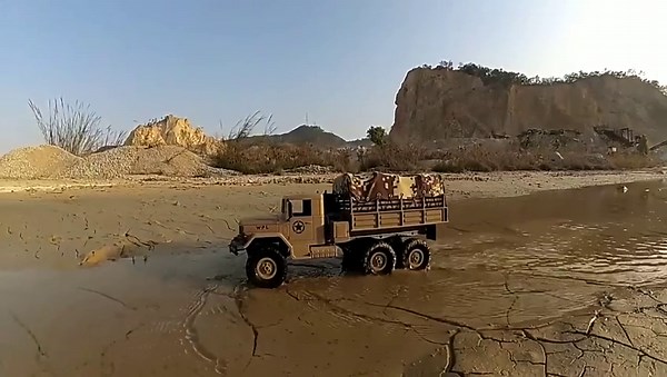 Military Climbing Truck with RC Truck 6WD 1:16 Fully Proportional 2.4GHz Off-Road RTR Crawler Car Khaki