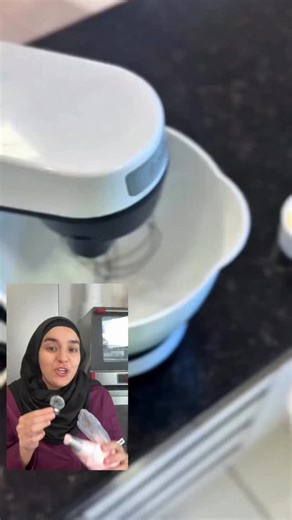 Recette de la Chantilly Brésilienne 🇧🇷 💡 Ce que j’apprécie avec la chantilly brésilienne : 👉 elle est ultra simple à faire, tient super bien à température ambiante, ne fond pas avec la chaleur ☀️ et durcit juste ce qu’il faut au frigo pour une tenue parfaite 🤌✨Parfaite pour lisser vos gâteaux et décorer comme une pro 💪🍰 📝 Ingrédients : • 500 ml de crème végétale bien froide 🧊 • 5 cuillères à soupe de poudre de lait 🥛 • Du lait concentré sucré (quantité à ajuster) ⸻ 👩‍🍳 Étapes : 1. Ve