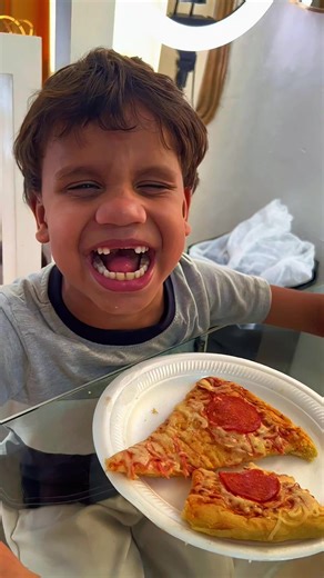 😂🍕 POV: Estás comiendo pizza y te salen con fritos con salami… El compa: — “¿Usted quiere plátano?” 😌🔥 Stiven: — “Cuando yo estoy comiendo pizza… los plátanos son mi enemigo.” 😎🍕❌🍌 🤣🤣🤣 💬 ¿Tú mezclas o no mezclas? Team pizza 🍕 o team fritos 🍌🔥 #stiven #humor #comedia #dominicano #fyp
